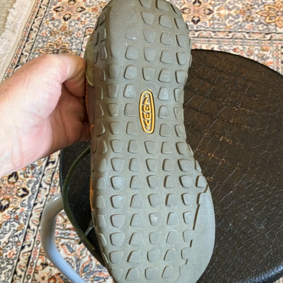 Keen hiking shoes in green and brown with orange stitching. - Picture 5 of 12